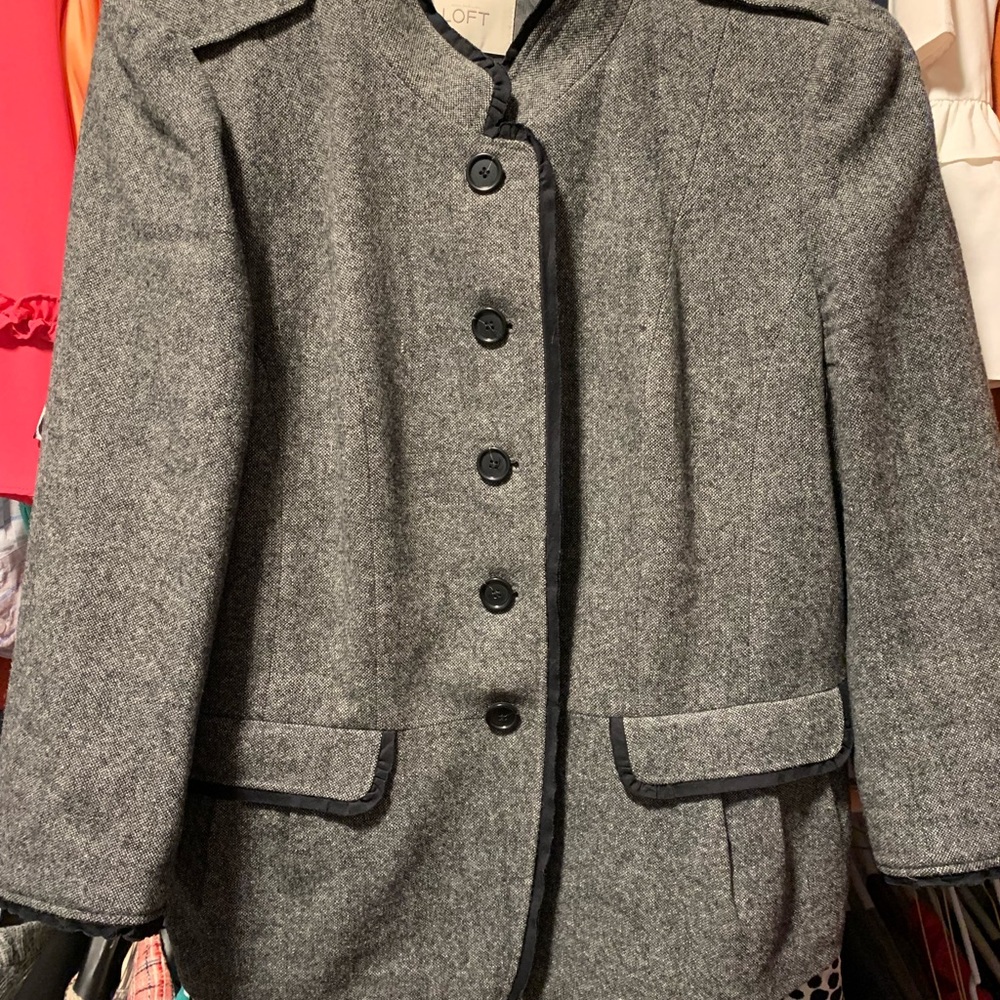 EUC Ann Taylor Loft Blazer with pleated back.
